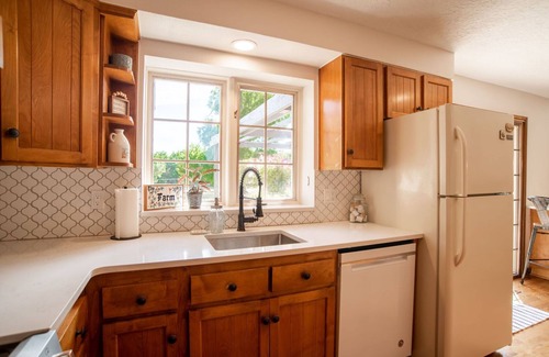 Scholls Other | Newly Renovated! Peaceful Country Farmhouse with Hot Tub and Pool