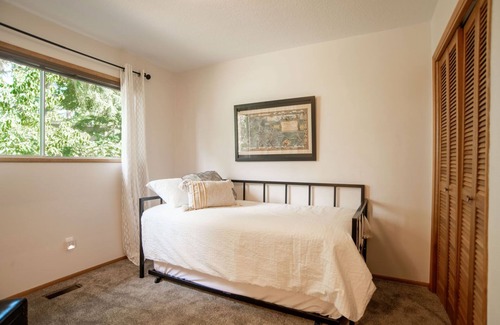 Scholls Other | Newly Renovated! Peaceful Country Farmhouse with Hot Tub and Pool