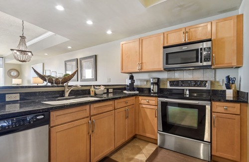 Gulfport Condo | Newly Renovated Pool! Enjoy Fall on the Coast.