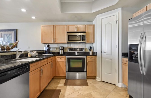 Gulfport Condo | Newly Renovated Pool! Enjoy Fall on the Coast.