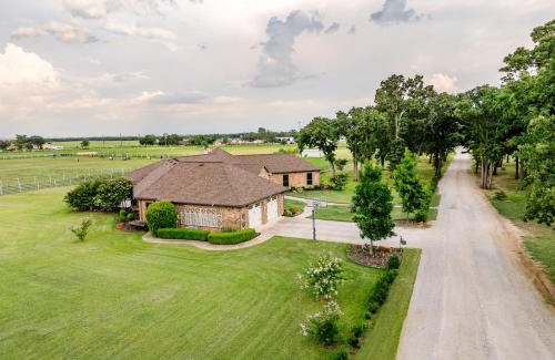 Weston House | Newly Renovated Private Ranch Get-A-Way