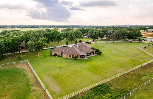 Weston House | Newly Renovated Private Ranch Get-A-Way