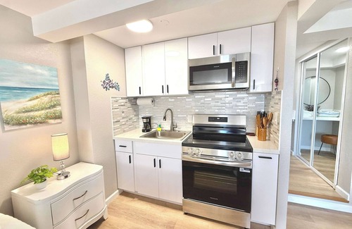 Waikiki Apartment | Newly Renovated Waikiki 2BD 2BA Ocean City View