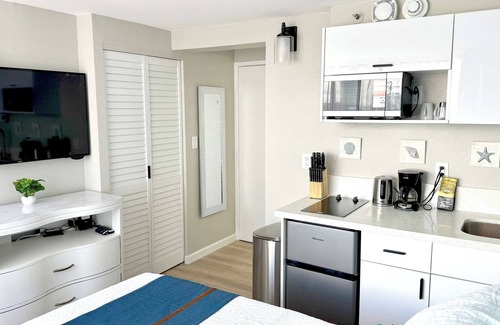 Waikiki Apartment | Newly Renovated Waikiki 2BD 2BA Ocean City View