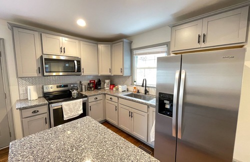 Charlotte House | Newly Renovated! Welcome Soccer/Football fans 10 mins to BoFA Stadium