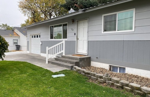 Shelley House | Newly updated 5-bedroom house with AC and WiFi in charming Shelley