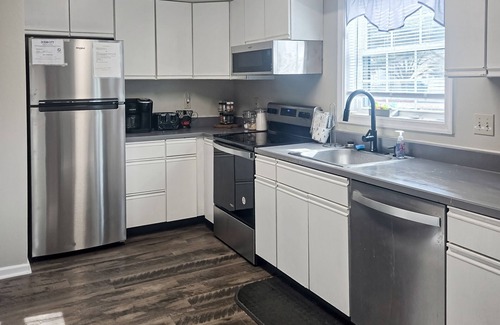 North Ocean City House | Newly Updated Bayside Townhome w/Deck, AC, Shared Pools - Walk Everywhere