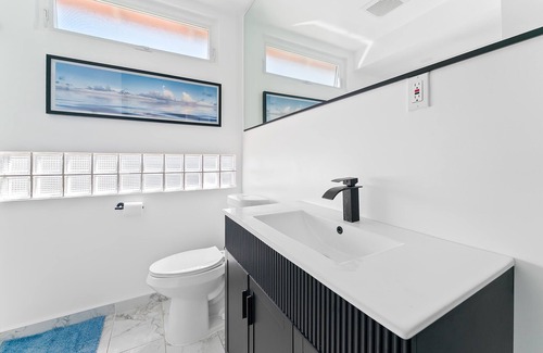 Los Angeles House | Newly Updated & Centrally Located! Blocks to SOFI!