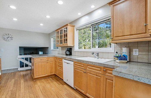 Warrenton House | Newly updated, dog-friendly house near the beach with hot tub & grill