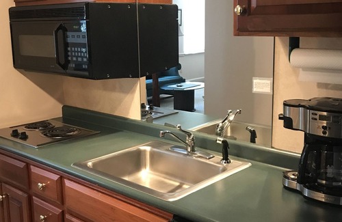 Hendersonville Apartment | Newly Updated Hendersonville Main Street Efficency 6th Floor Skyland Building