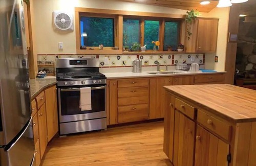 Bear Lake House | Newmoon Lodge 5 Star Reviews! Retreat near Arcadia, Crystal Mtn. Fall bookings!