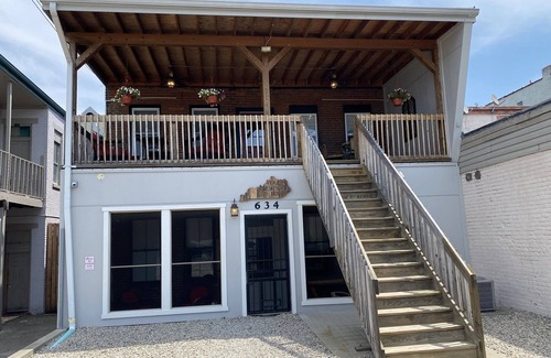 Newport Apartment | NEWPORT INN #5 - NO CLEANING FEES! FREE PARKING! WALK TO GAMES AND CONCERTS!