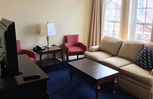 Yachting Village Resort | Newport Onshore Resort 3 BR, 2 king beds, 2 twins, 2 Queen sofa, 3 full baths