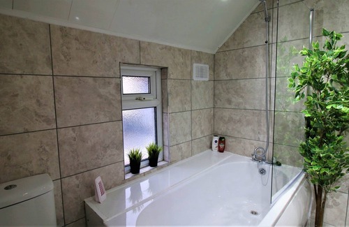 Adamsdown House | Newport Road Terrace (Sleeps 10)