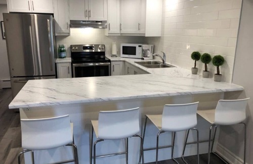 Welland House | Niagara Luxury - Warm, Cozy and Clean Suite Stay