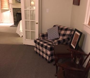 Lewiston House | Niagara Mansion Carriage Suite