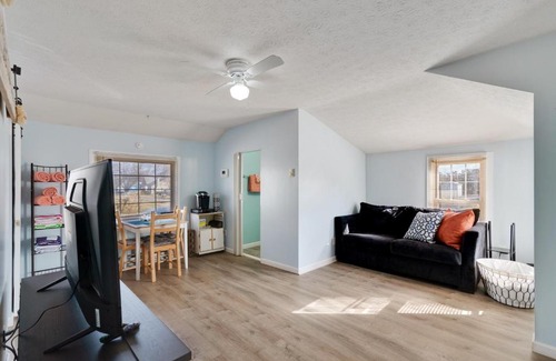 Vermilion House | Niagara Rd Cottage in perfect location to visit Lake Erie or Cleveland home