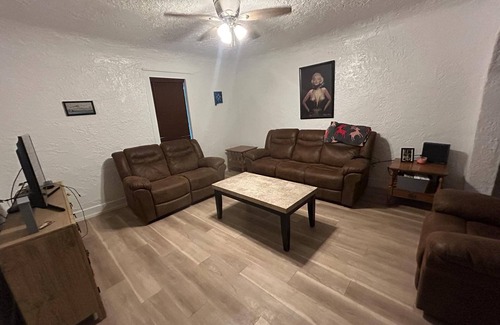 Albuquerque House | Nice 2-bedroom house with WiFi in Albuquerque