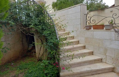 Amman Apartment | Nice 3-bedroom apartment with AC in charming Amman