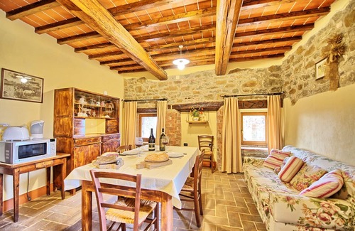 Castelnuovo Berardenga Apartment | Nice apartment for 3 people with pool, WIFI, pets allowed and panoramic view