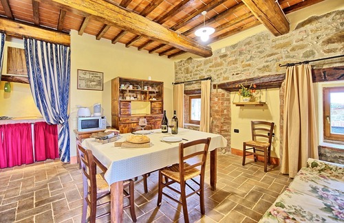 Castelnuovo Berardenga Apartment | Nice apartment for 3 people with pool, WIFI, pets allowed and panoramic view
