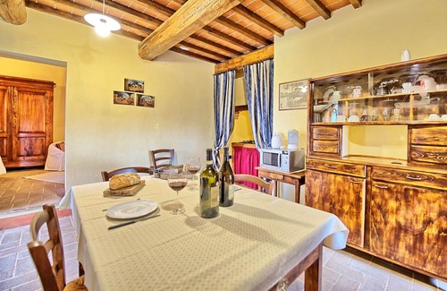 Castelnuovo Berardenga Apartment | Nice apartment for 3 people with pool, WIFI, pets allowed and panoramic view
