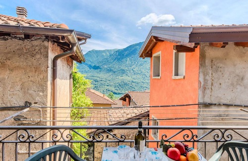 Carlazzo Apartment | Nice apartment for 4 people with WIFI, TV and balcony