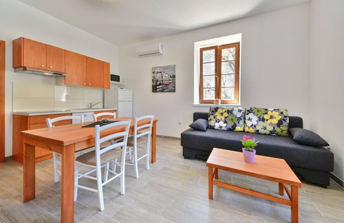 Sveti Juraj Apartment | Nice apartment for 4 people with A/C, WIFI, TV and terrace