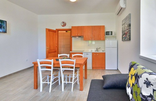 Sveti Juraj Apartment | Nice apartment for 4 people with A/C, WIFI, TV and terrace