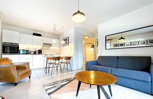 Bassins a Flot Apartment | Nice apartment for 4 with parking, near Cité du Vin