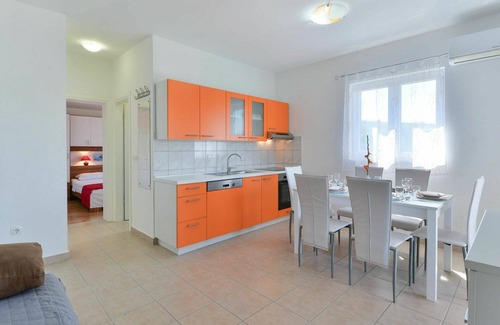 Rovanjska Apartment | Nice apartment for 6 guests with A/C, pool, WIFI, TV and terrace