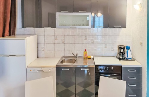 Ribarica Apartment | Nice apartment for 6 people with A/C, WIFI, TV and terrace