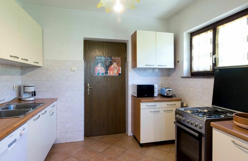 Opatija Apartment | Nice apartment for 6 people with WIFI, A/C, TV, patio and pets allowed