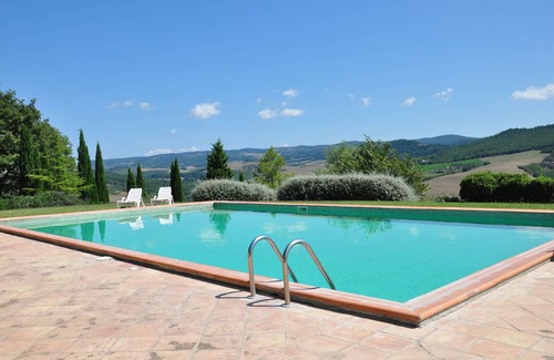 Il Poggio Apartment | Nice apartment for 6 people with WIFI, pool, TV, patio, pets allowed and panoramic view