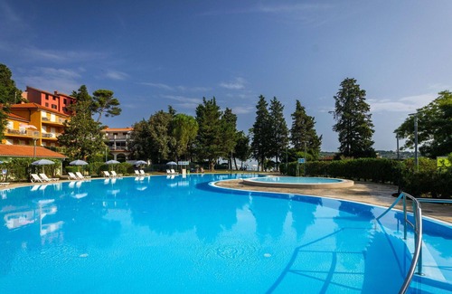 Strunjan Apartment | Nice apartment for 6 people with pool, A/C, WIFI, TV, terrace, pets allowed and panoramic view