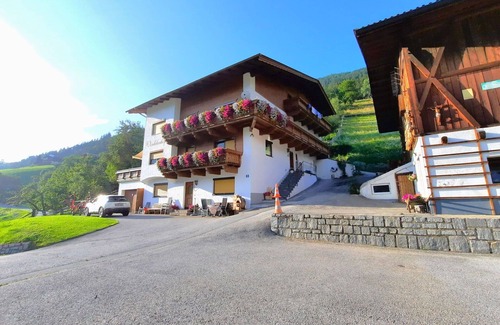 Oetz Apartment | Nice apartment for 8 guests with WIFI, TV, balcony and pets allowed