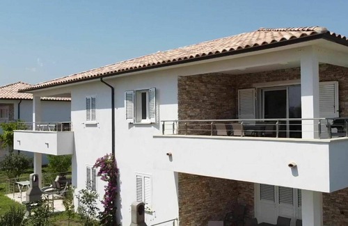 Ghisonaccia Apartment | Nice apartment for 6 guests with A/C, WIFI, pool, TV, balcony, pets allowed and panoramic view