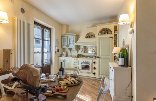 Po' Bandino Villa | Nice apartment in villa for 2 guests with pool, A/C, WIFI, hot tub, TV and panoramic view