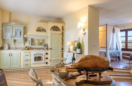 Po' Bandino Villa | Nice apartment in villa for 2 guests with pool, A/C, WIFI, hot tub, TV and panoramic view