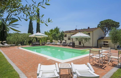 Lamporecchio Villa | Nice apartment in villa for 18 guests with WIFI, private pool, TV, balcony and pets allowed