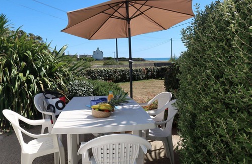 Plozevet House | Nice apartment in villa for 6 guests with TV, terrace and pets allowed