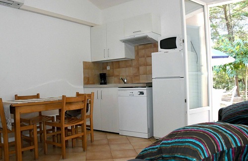 Pineto House | Nice apartment in villa for 4 guests with WIFI, pool, TV, terrace and pets allowed