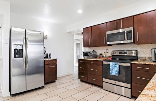 Plano House | Nice Backyard, King Bed, Family Friendly, Cornhole, Grill, Foosball, Games
