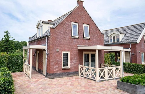 Municipality of Nissewaard House | Nice holiday home on the water with jetty