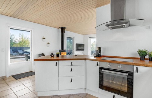 Pøt Strandby House | Nice home in Juelsminde with sauna