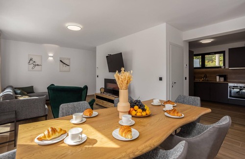 Ravna Gora House | Nice home in Stari Laz with kitchen