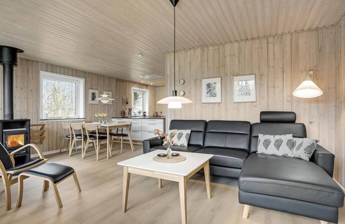 Skaven Strand House | Nice home in Tarm with WiFi