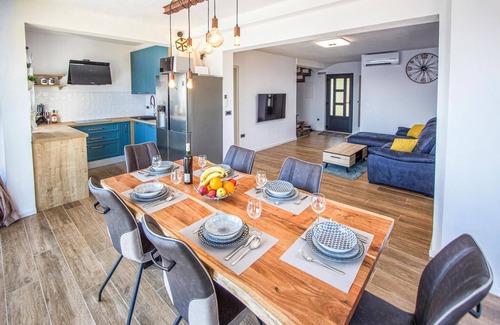 Zavala House | Nice home in Zavala with WiFi