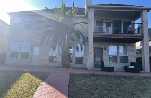 Chelsea Harbour House | Nice luxurious queen bedroom stay at blue water lake 🏡 in center of Sugar land.