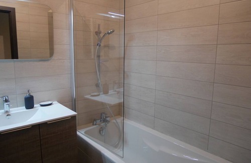 Les Deux Alpes Apartment | Nice modern apartment, center, ski start 150m away, 12 people